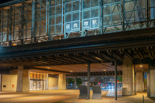 日豊本線 夜の日向市駅