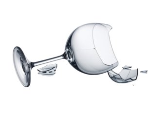 Un verre à vin en cristal brisé, gisant sur le côté, avec plusieurs morceaux et éclats transparents éparpillés autour. Les reflets lumineux sur le verre accentuent la netteté et la fragilité de 