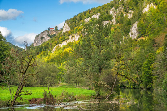 Naturpark Obere Donau im Herbst, Blick zum Schloss Bronnen, Fridingen, Kreis Tuttlingen, Baden-W&uuml;rttemberg, Deutschland