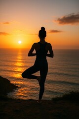 Person in Yoga-Pose bei Sonnenuntergang am Strand