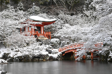 京都市の世界遺産醍醐寺 弁天池の雪景色