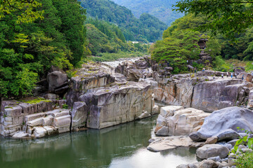 長野県上松町・寝覚めの床 ― 緑豊かな森と清流に囲まれた美しい岩肌の渓谷風景