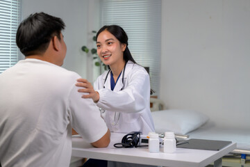 Obraz premium Female doctor reassuring man patient during consultation