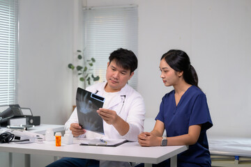 Obraz premium Doctor discussing x-ray with nurse in clinic