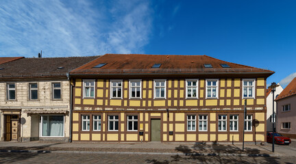 Sch&ouml;n renoviertes altes Fachwerkhaus mit schiefem Geb&auml;lk und Sinnspr&uuml;chen rund um das Geldsparen in der Altstadt von Templin - weitere Inschriften retuschiert