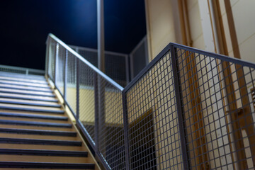 Fototapeta premium 夜の建築空間と幾何学的な階段デザイン