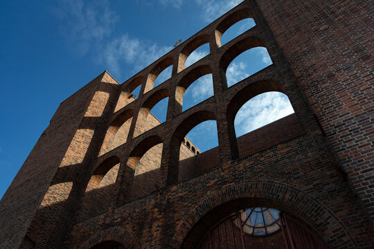 Fototapeta Fasada kościoła z licznymi arkadami wykonana z cegły