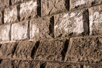 夜のブロック塀のテクスチャ背景、無機質なコンクリートブロック壁の質感