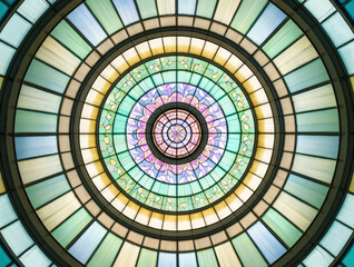 Naklejka premium Circular stained glass dome with pastel colors ceiling