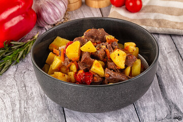 Rogiut with meat, potato and tomatoes