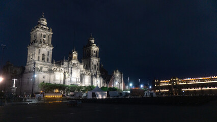 Obraz premium The illuminated Metropolitan Cathedral in Mexico City at night. This historic colonial building sits at the heart of the Zócalo and stands as a symbol of Mexican heritage.