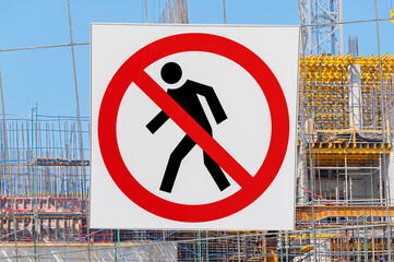 the no entry sign is mounted on a wire fence