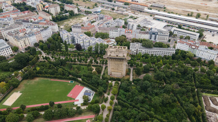 Drone shot of WWII Flakturm with panoramic view of Vienna / Toma con dron del Flakturm con vista panor&aacute;mica de Viena / Drohnenaufnahme des Flakturms mit Panoramablick auf Wien