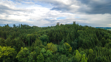 Drone shot of WWII Flakturm with panoramic view of Vienna / Toma con dron del Flakturm con vista...