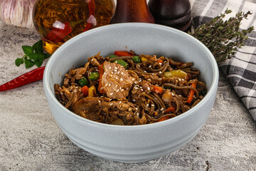 Soba with shredded pork and vegetables