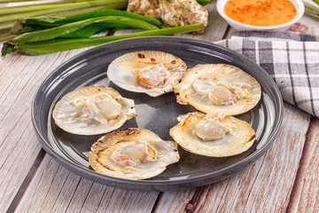 Grilled scallops with cream cheese