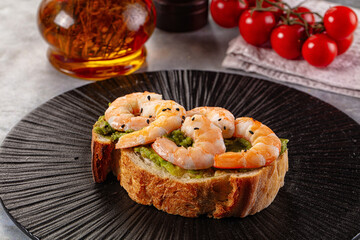Sandwich with prawn and avocado