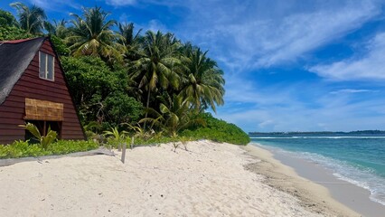 Wunderschöne Banyak Inseln in der Nähe von Sumatra, Indonesia. Die Inseln besteht aus Palmen,...