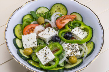 Fuente con ensalada griega