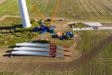 Windratflügel liegen auf dem Montageplatz bereit