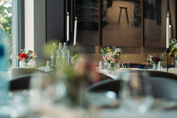 gedeckter Tisch mit Dekoration in Restaurant für Hochzeitsfeier