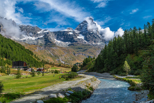 Il Cervino con i suoi 4478 metri di altitudine fa da cornice al paese di Breuil-Cervinia, rinomata meta turistica della valle d&rsquo;Aosta