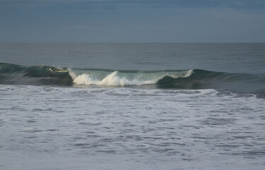 Fototapeta premium waves crashing on rocks