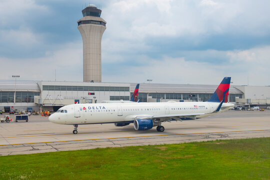 Delta Air Lines Airbus 321-200 N382DN in Detroit Metropolitan Airport (DTW), Detroit, Michigan MI, USA. 