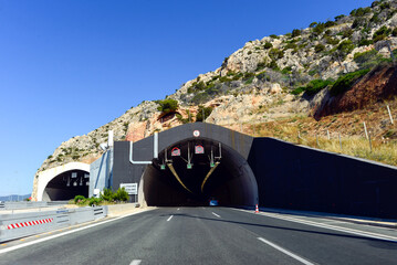 Efpalinos Tunnel auf der Autobahn Aftokinitodromos 8 / &Alpha;&upsilon;&tau;&omicron;&kappa;&iota;&nu;&eta;&tau;ό&delta;&rho;&omicron;&mu;&omicron;&sigmaf; 8 von Athen in Richtung Patras (Griechenland)