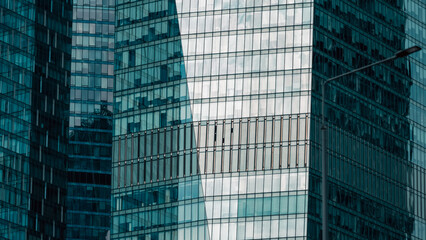 Obraz premium mirrored windows of the facade of an office building