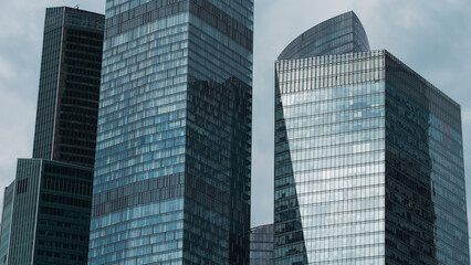 Obraz premium mirrored windows of the facade of an office building
