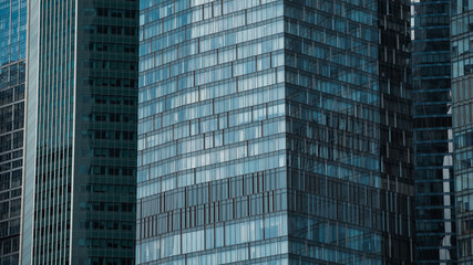 Obraz premium mirrored windows of the facade of an office building