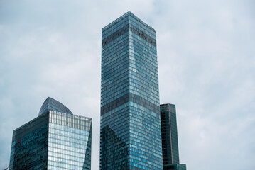 Obraz premium mirrored windows of the facade of an office building