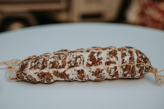 Un gros saucisson sur une table pour un mariage