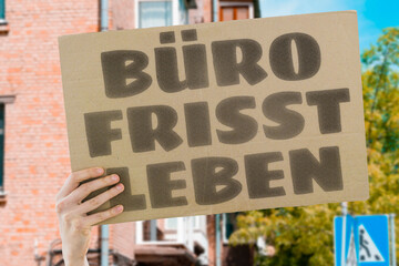 “Büro Frisst Leben” Endless office hours consume family and free time. BÜRO. ARBEIT. LEBEN. DRUCK. SYSTEM.