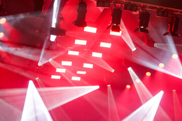Foto de conjunto de luzes de palco, com muitos fachos de luzes. © Angela