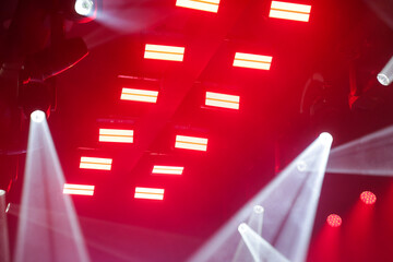 Foto de conjunto de luzes de palco, com fachos de luzes. © Angela