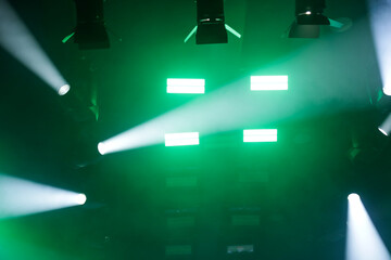 Foto de conjunto de luzes de palco nas cores verde e branca. © Angela
