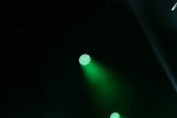 Foto de conjunto de luzes de palco nas cores verde e branca. © Angela