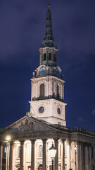 Obraz premium Trafalgar Square Landmark: Church Spire and Portico After Dark