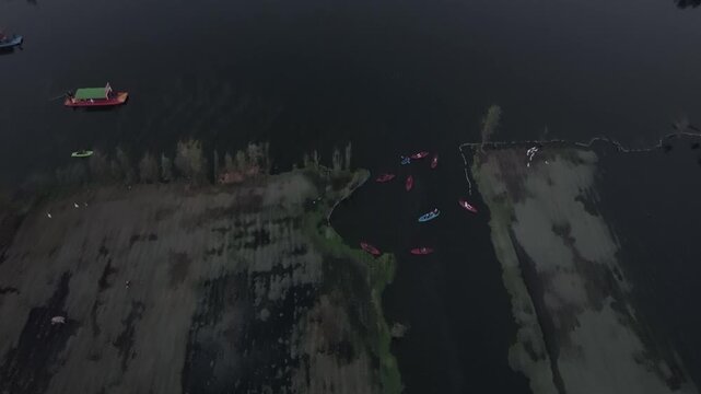 Kayaks navegando en los canales de Xochimilco, Ciudad de M&eacute;xico &ndash; video a&eacute;reo 4K con dron