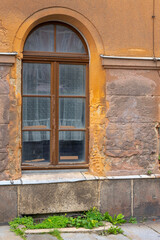 Fototapeta premium altes Fenster mit verwitterter Sandstein-Verzierung