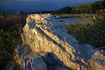 夕日に照らされる生石高原の岩