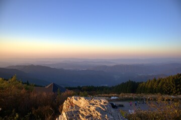 岩のテクスチャと秋の夕焼け空