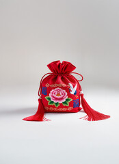 복주머니, 福, 명절, 설날, 새해, 세배, 세뱃돈, 구정, 신정, 전통 공예품, 주머니, 한복, 한국 전통, 문화, 풍습, 자수, 컨셉, 미신, 나쁜 기운을 쫓아내다, 복을 불러오다, 행운