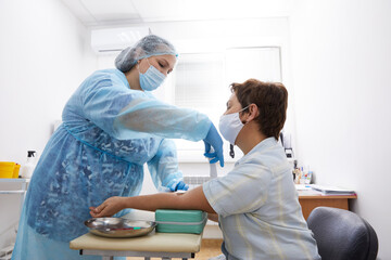 Nurse taking blood sample to make a test in laboratory