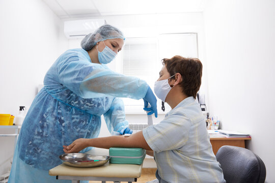 Nurse taking blood sample to make a test in laboratory