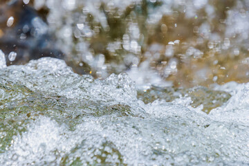 秋の川　清流の流れのアップ14