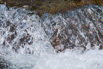秋の川　清流の流れのアップ23
