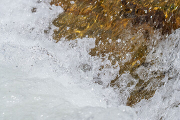 秋の川　清流の流れのアップ48